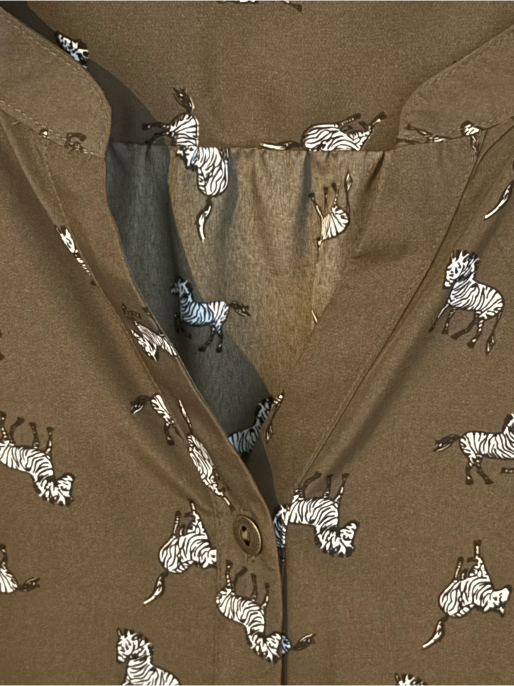🦓 Croft & Barrow Women’s Zebra Olive Green Sleeveless Button Up Blouse - Size S